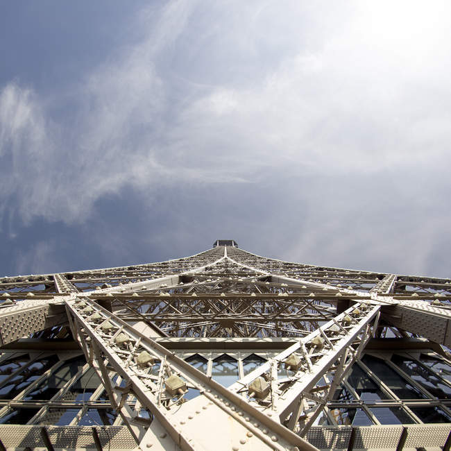 Vista inferior de la torre Eiffel - foto de stock