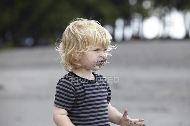Toddler playing with sand — Stock Photo
