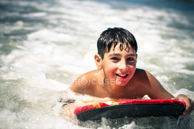 Junge surft im Meer — Stockfoto