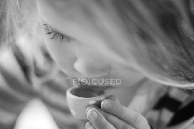 Petite fille buvant du thé — Photo de stock