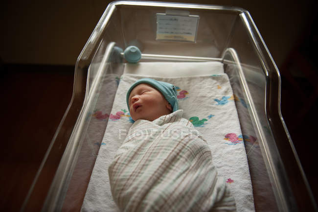 Newborn in hospital crib — Stock Photo