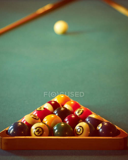 Tiro de bolas de piscina em triângulo de madeira — Fotografia de Stock