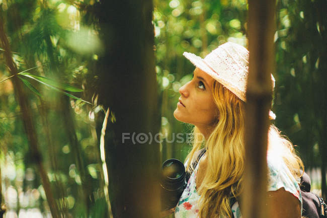Mujer joven explorando la naturaleza - foto de stock