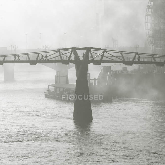 Millennium Bridge em nevoeiro — Fotografia de Stock