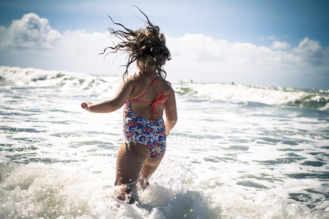 Mädchen spielt im Meer — Stockfoto