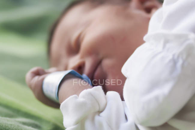 Bebé recién nacido durmiendo - foto de stock
