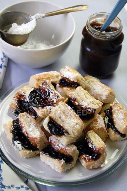 Dessert with puff pastry leaves and plum jam — Stock Photo