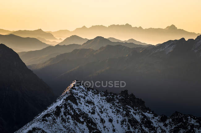 Salida del sol en lo alto de los Alpes austríacos - foto de stock