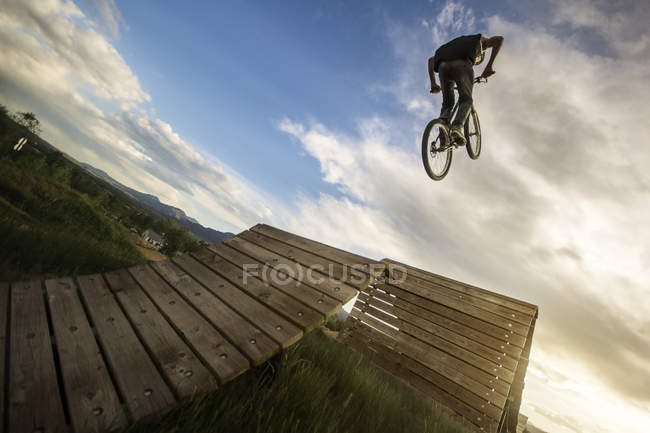 Чоловік стрибає на велосипеді — стокове фото