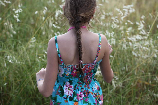 Chica sentada en el prado - foto de stock