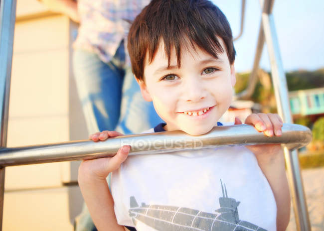 Хлопчик стоїть на рятувальній вежі — стокове фото