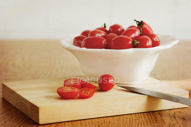 Вишневі помідори в мисці — стокове фото