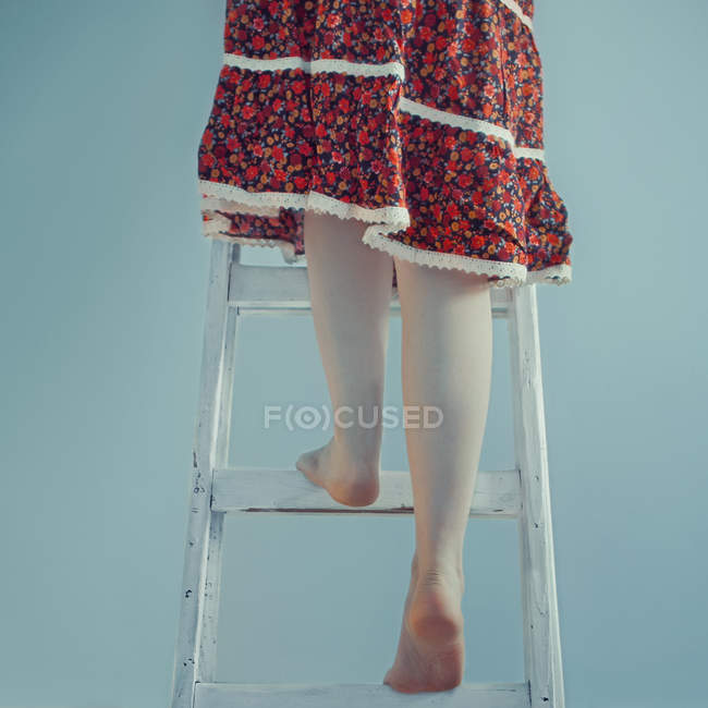 Frau klettert auf Leiter — Stockfoto