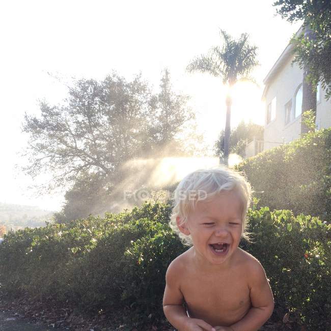 Kleinkind lacht im Garten — Stockfoto