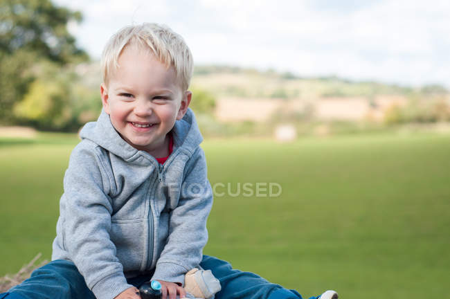 Счастливый мальчик на улице — стоковое фото