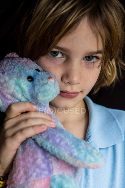 Niño sosteniendo oso de peluche - foto de stock