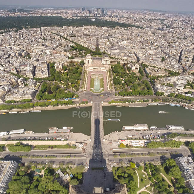Der Schatten des Eiffelturms auf die Stadt — Stockfoto