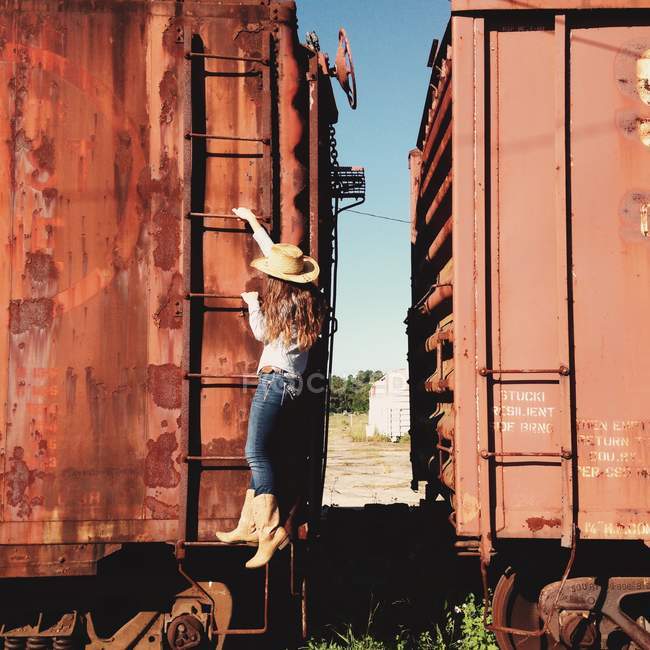Дівчина скелелазіння на потягах — стокове фото