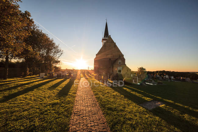 Вид на церковь на восходе солнца — стоковое фото