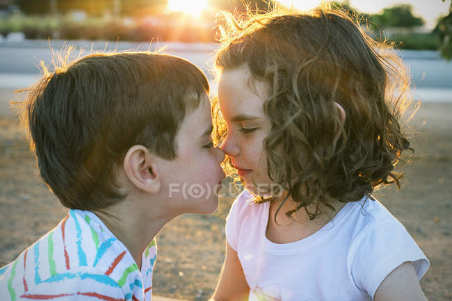 Двоє дітей, стоячи ніс до носа — стокове фото