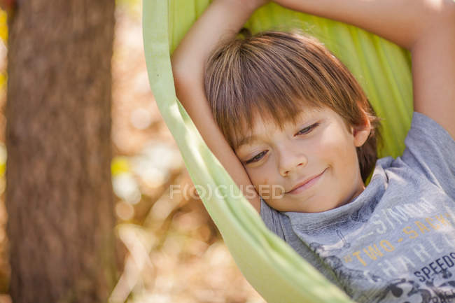Хлопчик лежить в гамаку — стокове фото