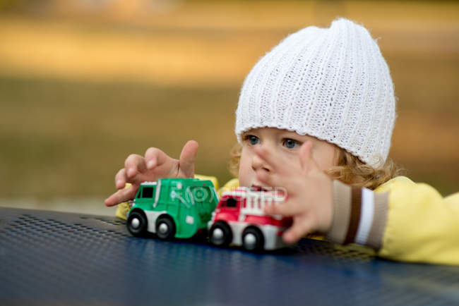 Мальчик играет с автомобилями — стоковое фото