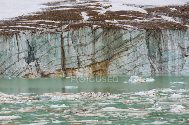 Höhlengletscher und Teich — Stockfoto