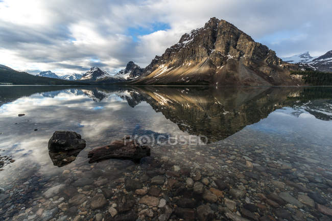 Morning light on Crowfoot Mountain and Bow Lake — Stock Photo