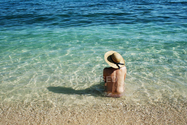 Femme assise dans l'eau — Photo de stock