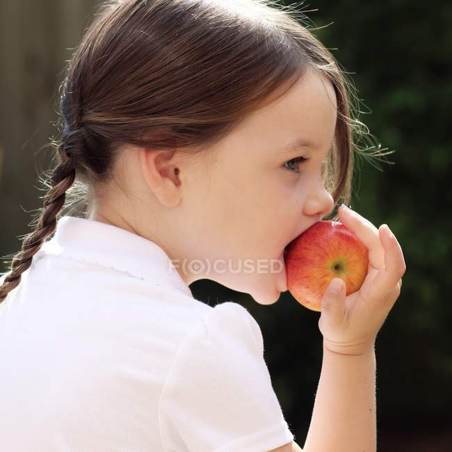 Ragazza mangiare mela — Foto stock