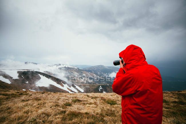 Man photographing landscape — Stock Photo