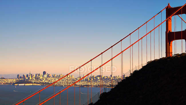 Golden Gate Bridge con paesaggio urbano — Foto stock
