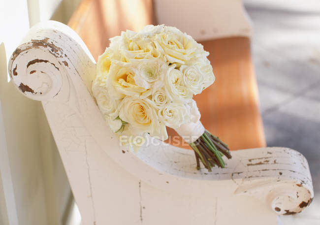 Bouquet da sposa su panca — Foto stock