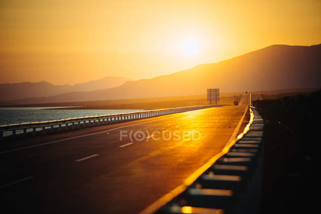 Vista da estrada vazia ao pôr do sol — Fotografia de Stock