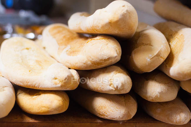 Хлебы из свежего хлеба — стоковое фото