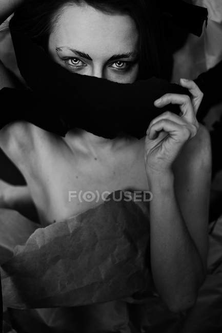 Женщина, завернутая в шарф и бумагу — стоковое фото