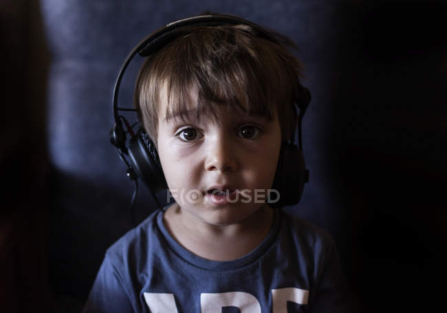 Boy Escuchar música - foto de stock