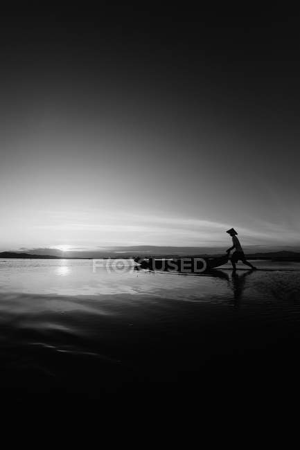 Hombre caminando en la playa - foto de stock
