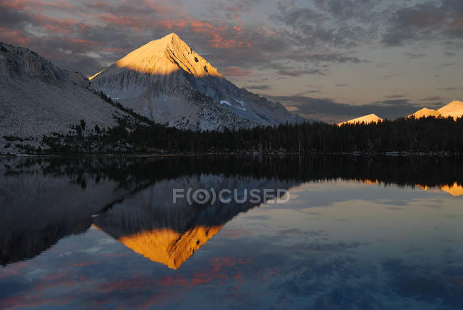 Reflexión del pico de flecha en el lago Bench - foto de stock