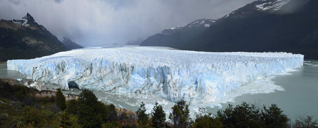 Perrito moreno glacier in rainy day — Stock Photo