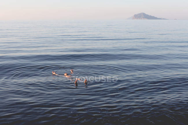 Hombre flotando en el agua - foto de stock