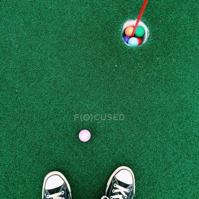 Людські ноги на полі для гольфу — стокове фото