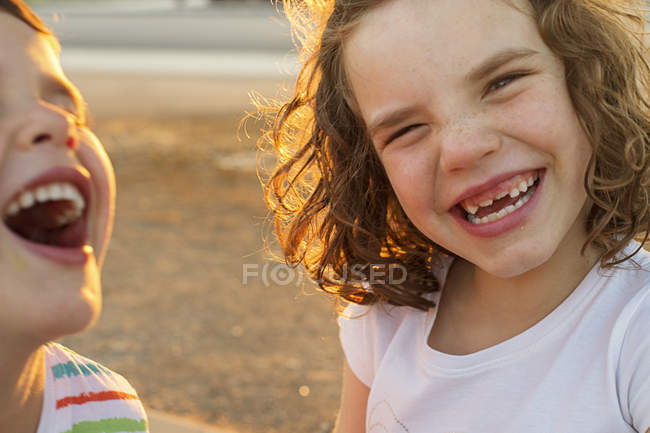 Dos niños felices riendo - foto de stock
