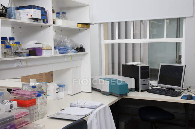 Исследовательский интерьер лаборатории — стоковое фото
