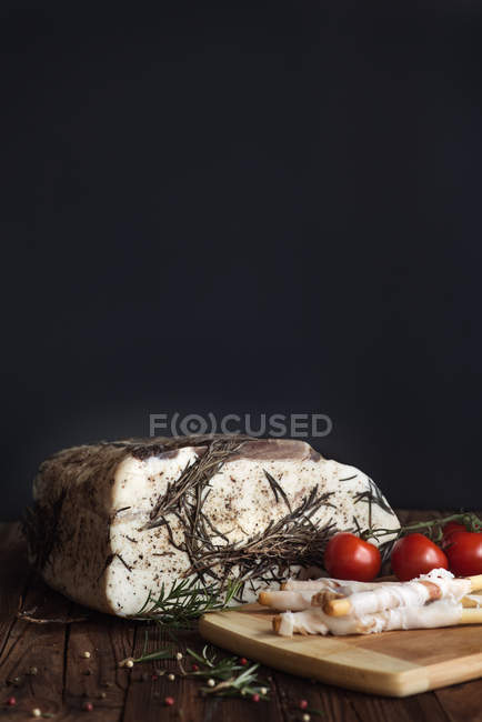 Lardo breadsticks and tomatoes — Stock Photo
