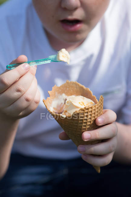 Хлопчик їсть конус морозива — стокове фото