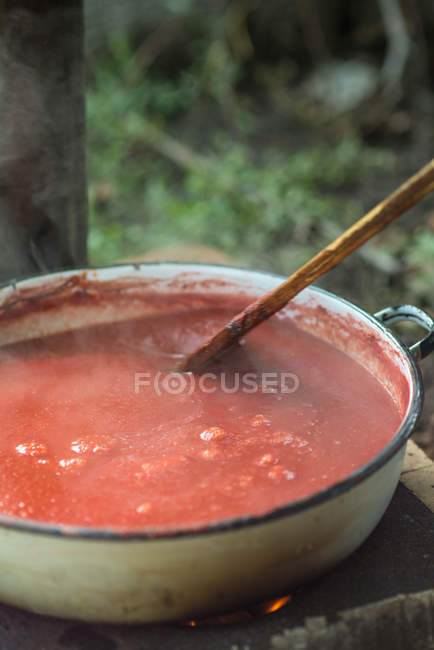 Pentola con salsa fatta in casa — Foto stock