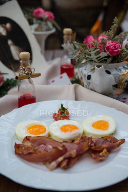 Яйця з беконом на тарілці — стокове фото