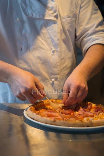 Человек делает пиццу — стоковое фото