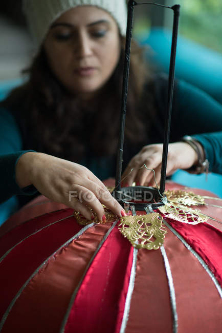 Женщина делает винтажный абажур — стоковое фото